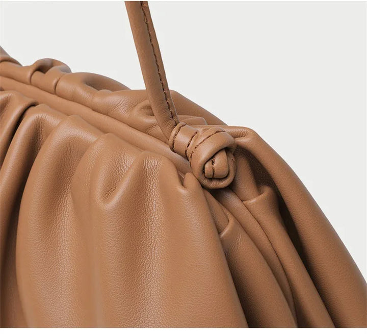Accessoire chic: pochette femme, un petit sac élégant et moderne pour vos sorties.