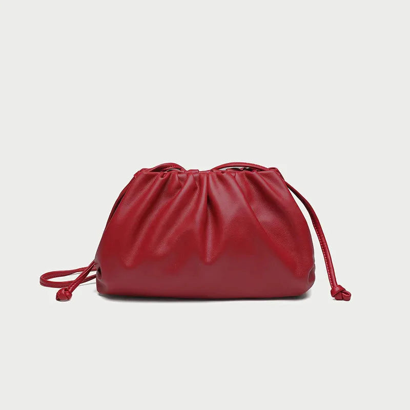 Pochette de soirée pour femme, un accessoire indispensable en simili cuir, style moderne.