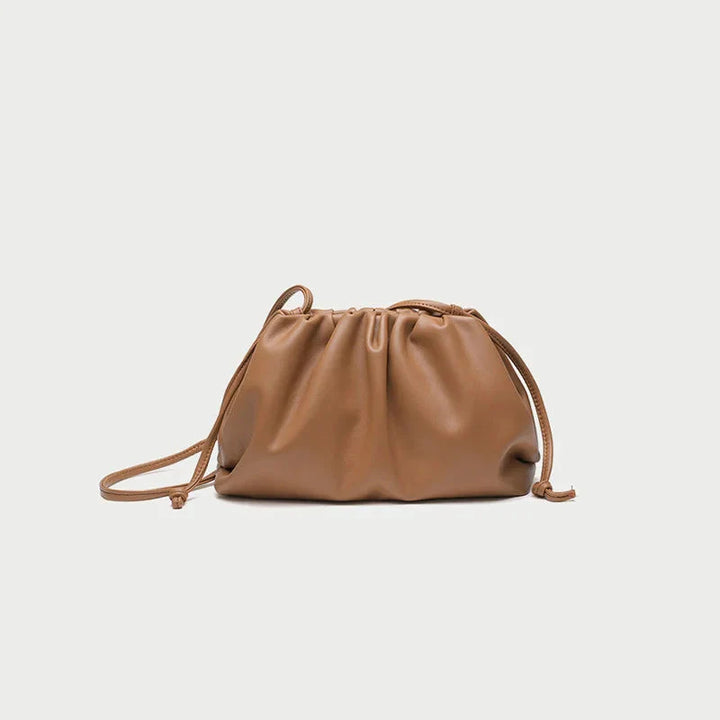 Élégante pochette en simili cuir pour femme, avec une texture douce et un fini sophistiqué.