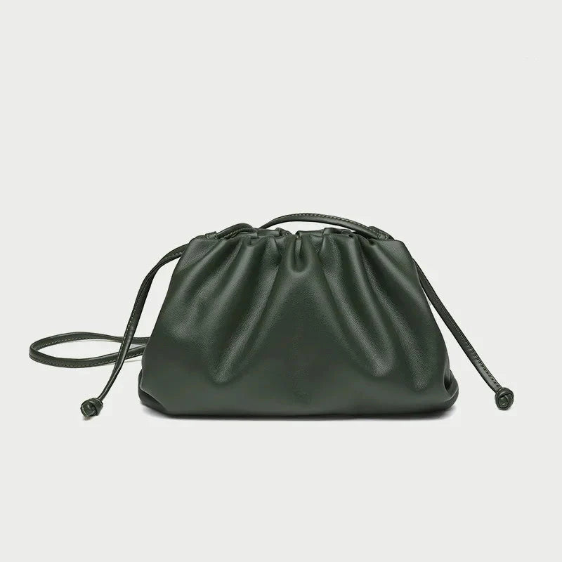 Sac pochette femme moderne avec bandoulière amovible, un accessoire élégant pour toute occasion.