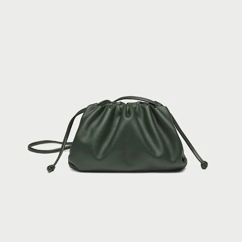 Pochette de soirée femme, un sac compact et élégant, parfait pour transporter l'essentiel.
