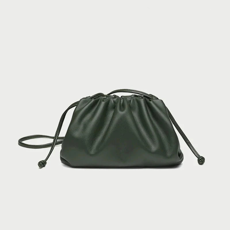 Pochette chic pour femme, en simili cuir, un accessoire intemporel et très pratique.