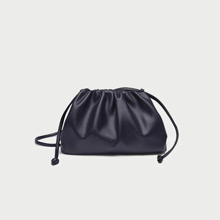 Pochette femme noire avec bandoulière, un sac polyvalent pour un style chic et décontracté.