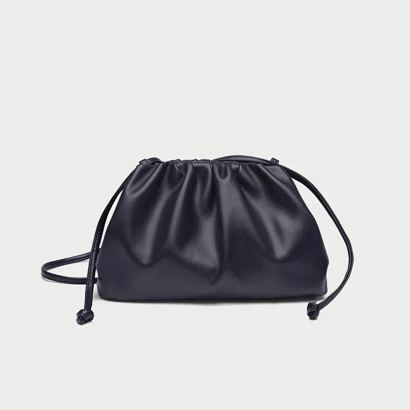 Pochette de soirée femme, design raffiné et épuré, pour un look chic et sophistiqué.