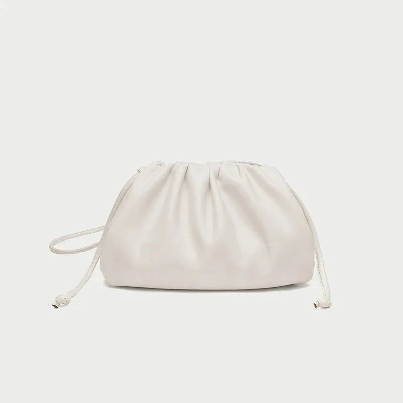 Pochette femme chic, avec une silhouette structurée, un sac moderne pour toutes les occasions.