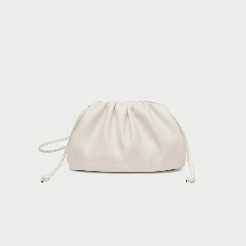 Accessoire élégant: pochette femme en simili cuir, un sac compact et féminin pour vos soirées.