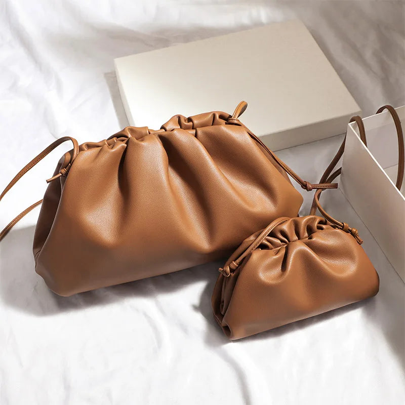 Élégante pochette de soirée pour femme, en simili cuir, style chic et raffiné.