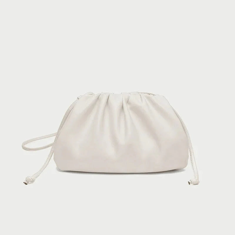 Pochette femme polyvalente, un sac moderne et chic, parfait pour un usage quotidien ou une soirée.