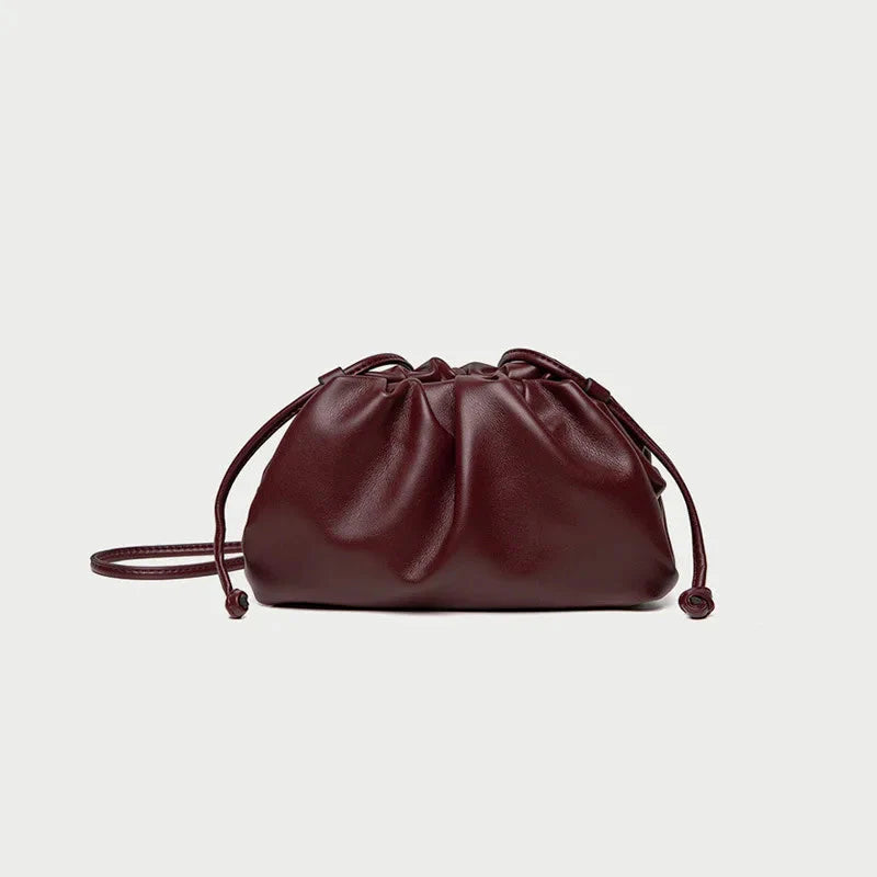 Pochette femme polyvalente, un sac moderne avec bandoulière, parfait pour un look sophistiqué.