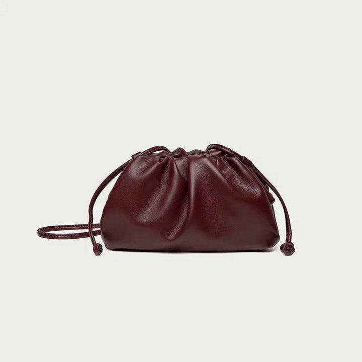 Pochette femme polyvalente, un sac moderne avec bandoulière, parfait pour un look sophistiqué.