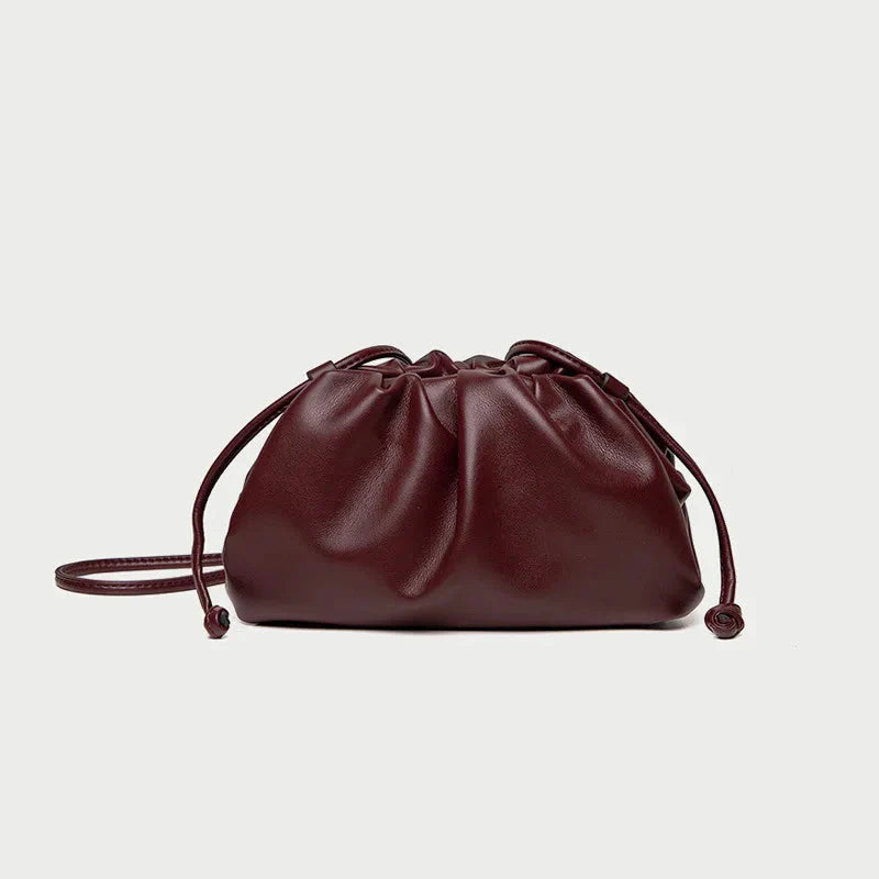 Accessoire chic: pochette femme en simili cuir, noire, pour compléter une tenue élégante.