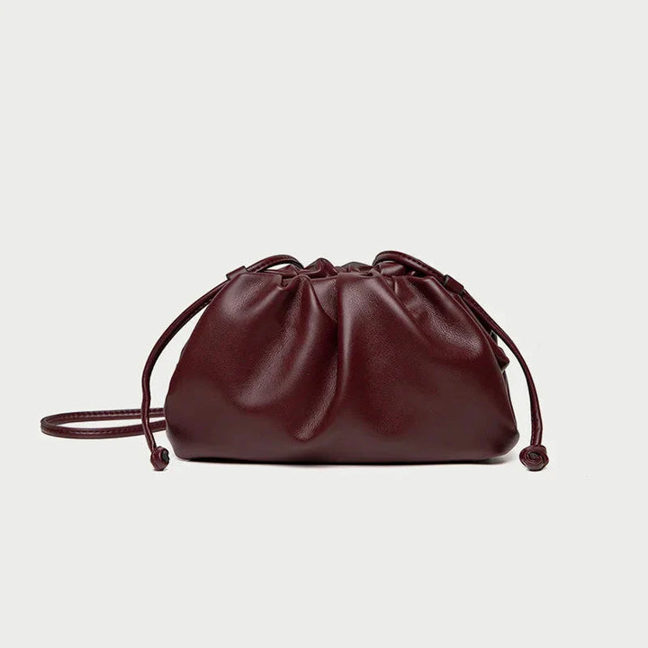 Accessoire chic: pochette femme en simili cuir, noire, pour compléter une tenue élégante.