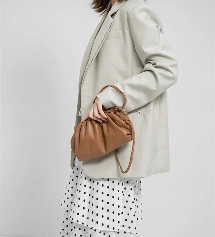 Pochette femme avec bandoulière fine, un sac moderne et pratique, pour un style chic.