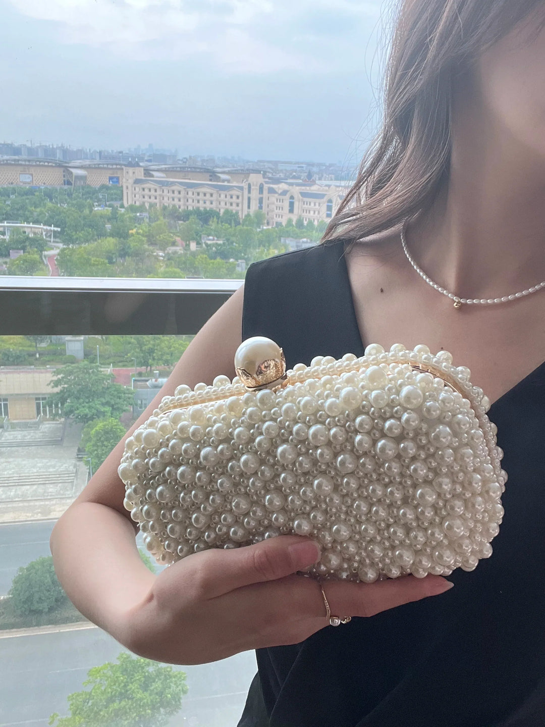 Minaudière femme élégante pour soirée et mariage, accessoire de cérémonie chic. Pochette raffinée.