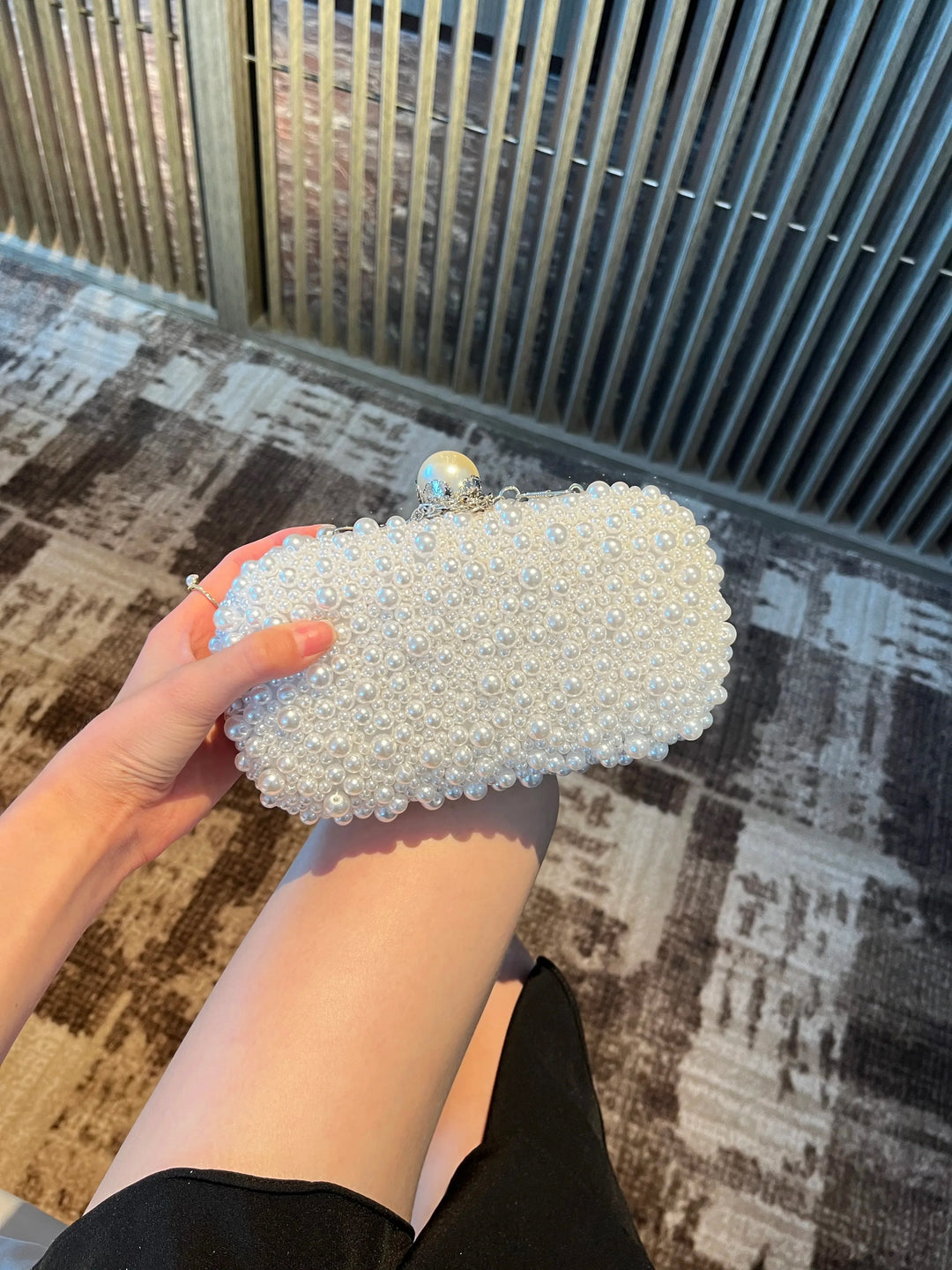 Pochette cérémonie femme avec perles, élégante pour mariage, soirée. Sac minaudière chic.