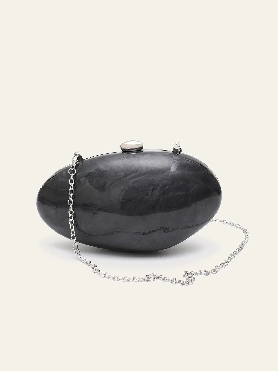 Accessoire de mode femme, pochette de soirée noire élégante et chic. Sac bandoulière pour mariage.