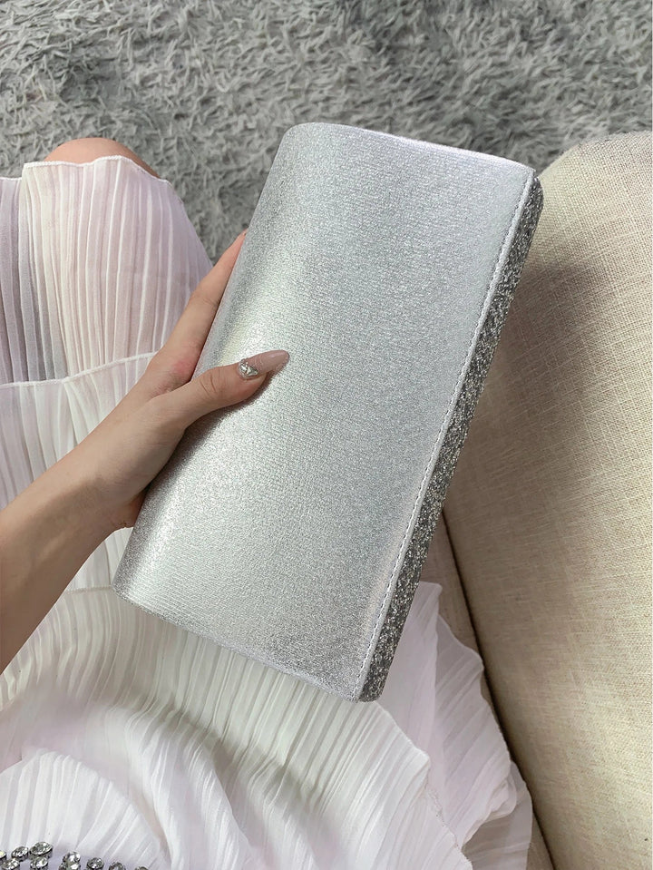 Pochette de soirée femme scintillante, accessoire de mariage chic et moderne, très élégant.