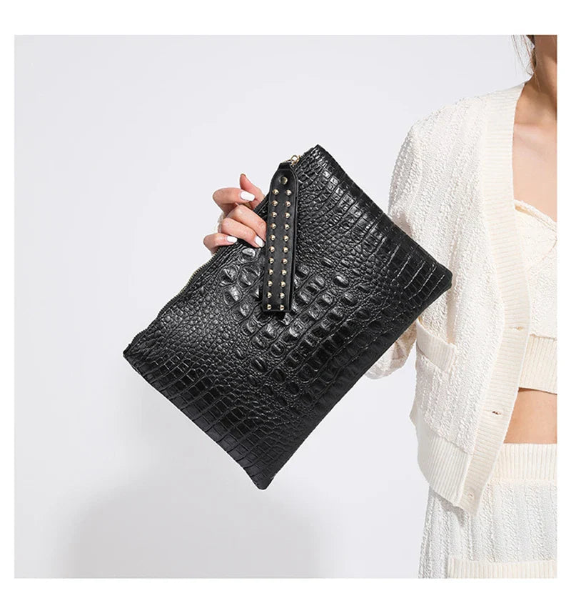 Accessoire femme: pochette de soirée noire élégante, parfaite pour un look sophistiqué.