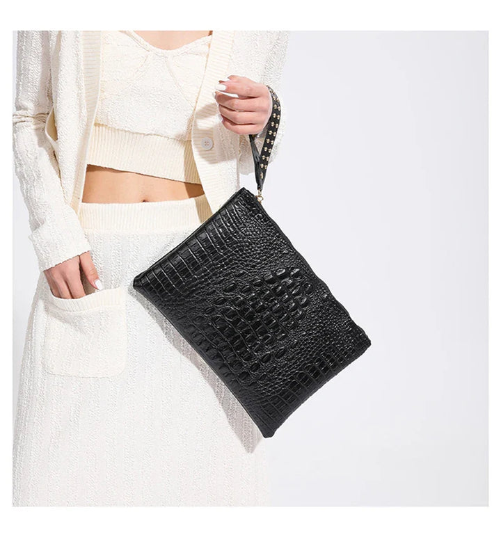 Pochette noire en similicuir, dotée d'une fermeture chic et d'un design minimaliste.