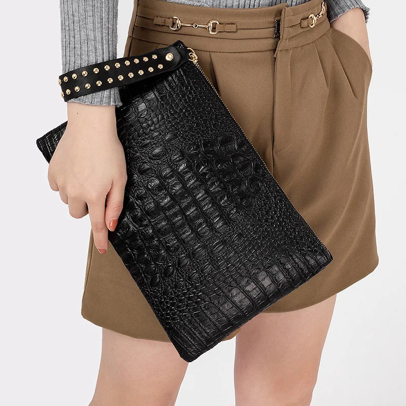 Sac de soirée pour femme, pochette noire en similicuir avec une texture lisse.