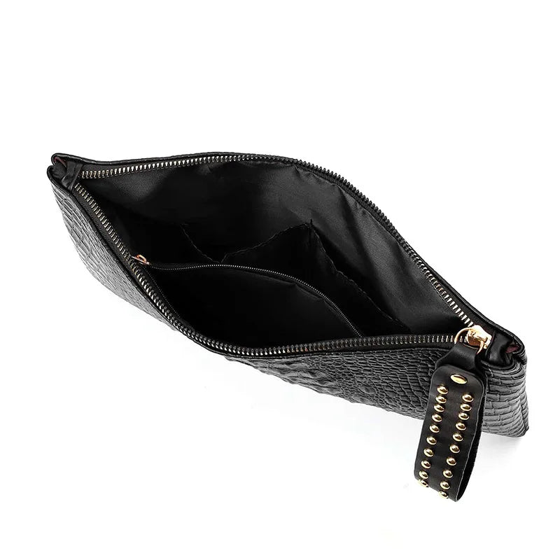 Élégante pochette noire en similicuir pour dames, accessoire mode indispensable.