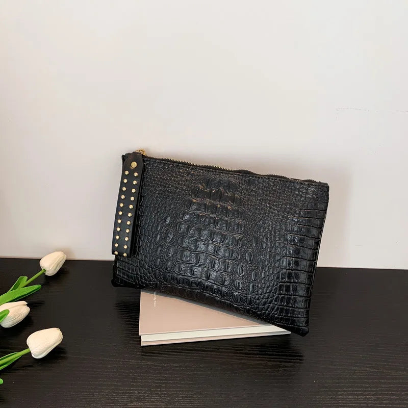 Pochette de soirée noire sobre et chic en similicuir, pour compléter une tenue élégante.