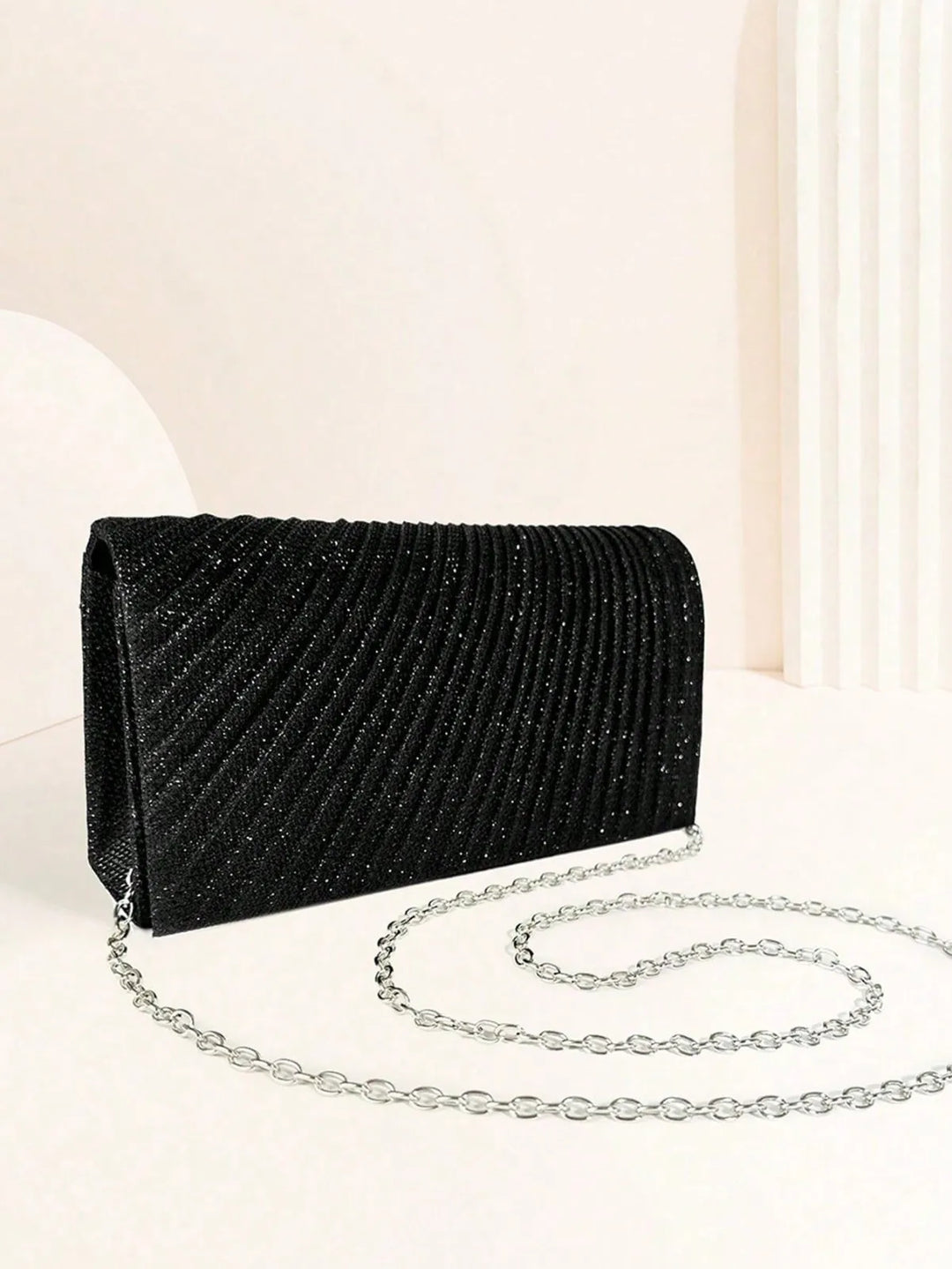 Sac pochette élégant pour mariage ou soirée, accessoire femme polyvalent avec chaîne amovible.