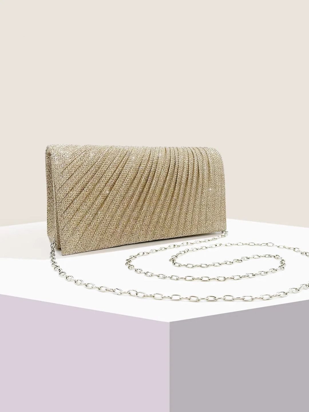 Pochette femme brillante avec fermoir élégant, accessoire de mode pour soirée ou cérémonie.