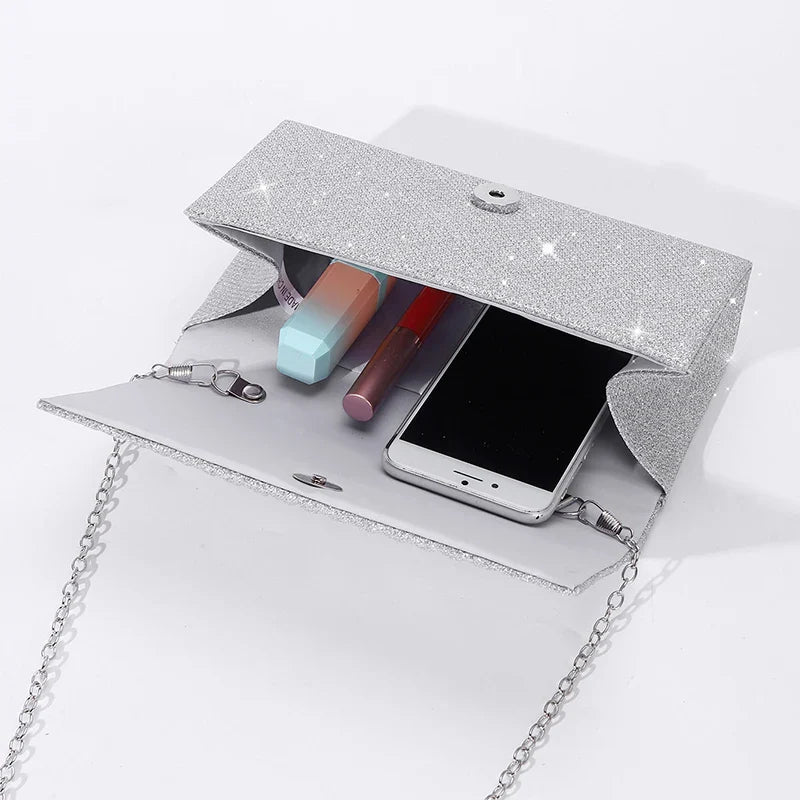 Élégante pochette de soirée femme, accessoire chic pour compléter votre tenue festive ou de mariage.