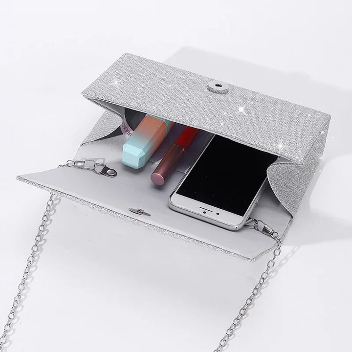 Élégante pochette de soirée femme, accessoire chic pour compléter votre tenue festive ou de mariage.