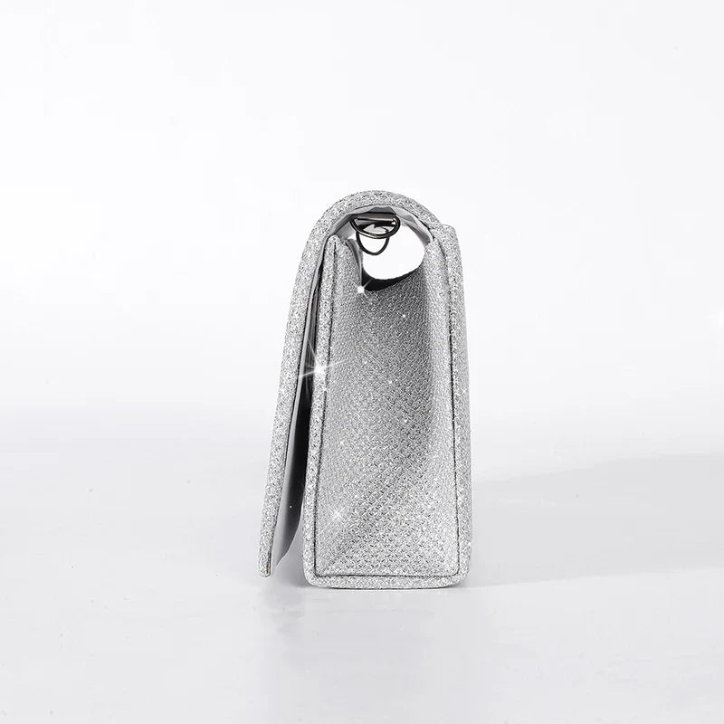 Clutch femme brillant, accessoire de soirée glamour et sophistiqué pour des occasions spéciales.
