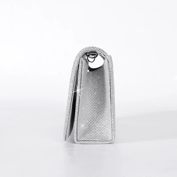 Clutch femme brillant, accessoire de soirée glamour et sophistiqué pour des occasions spéciales.