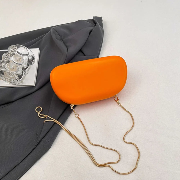 Pochette de soirée femme, accessoire élégant pour un mariage réussi.
