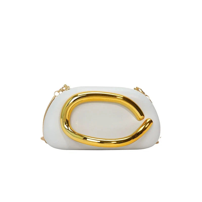 Accessoire femme, pochette de soirée élégante et pratique pour toutes les occasions.