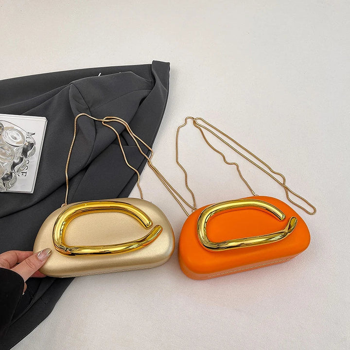 Sac pochette élégant pour mariage, accessoire mode femme tendance.