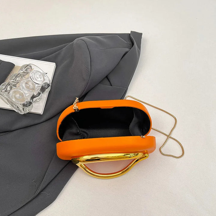 Accessoire de mode, pochette de soirée femme glamour pour toutes les occasions.
