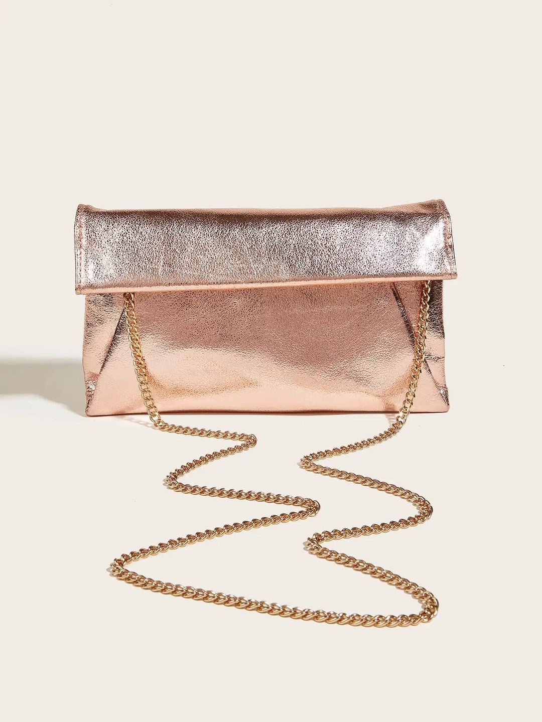 Pochette de soirée rosegold métallisé, irisée. Accessoire chic femme pour événements et mariages.