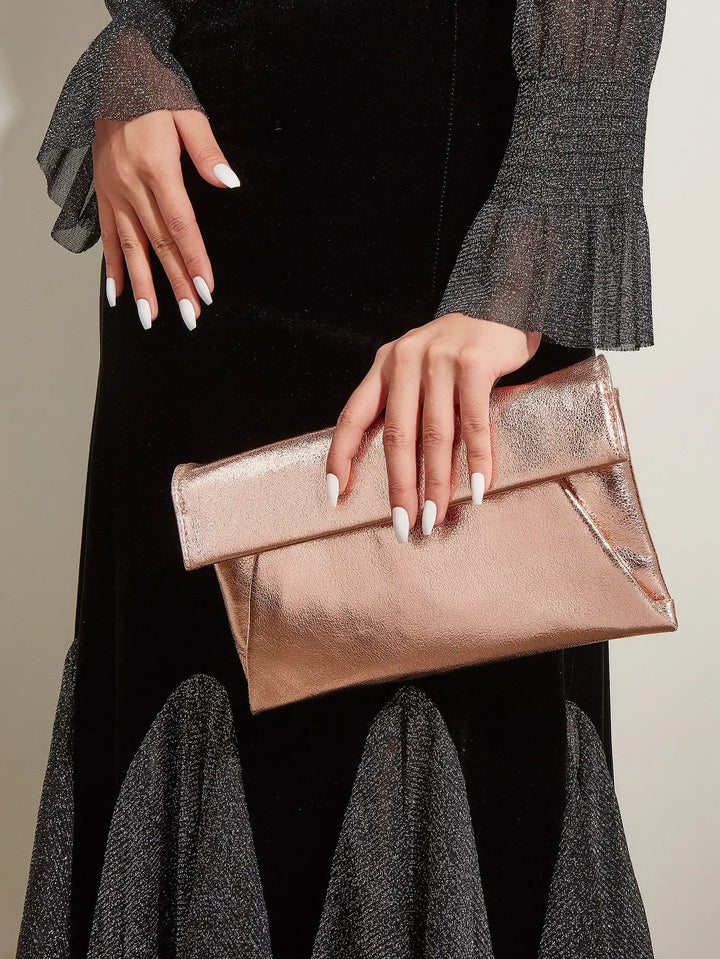 Pochette de soirée scintillante argentée, texture élégante. Accessoire parfait pour fête ou mariage chic.