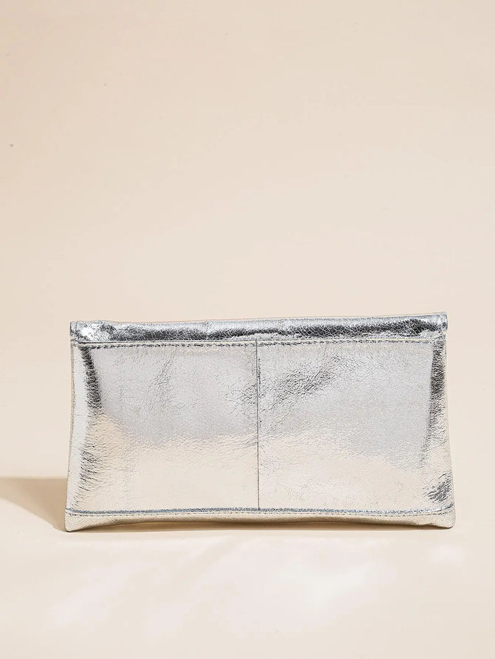 Pochette de soirée femme, scintillante, argentée. Accessoire polyvalent pour toute fête, mariage ou événement.