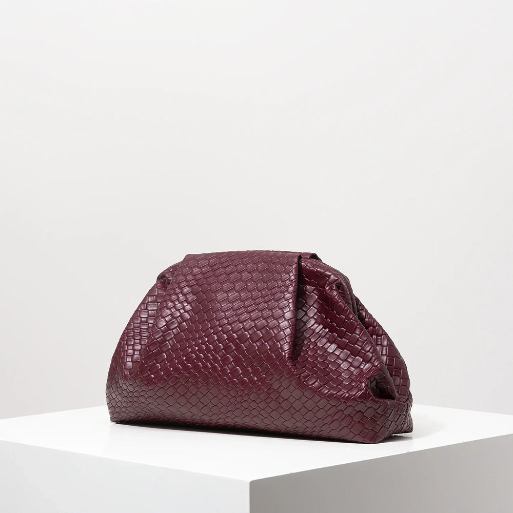 Pochette femme habillée chic en similicuir bordeaux, accessoire élégant pour soirée.