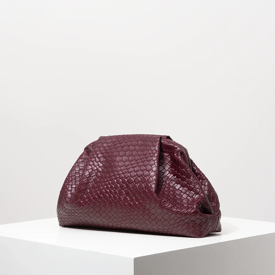Pochette femme habillée chic en similicuir bordeaux, accessoire élégant pour soirée.