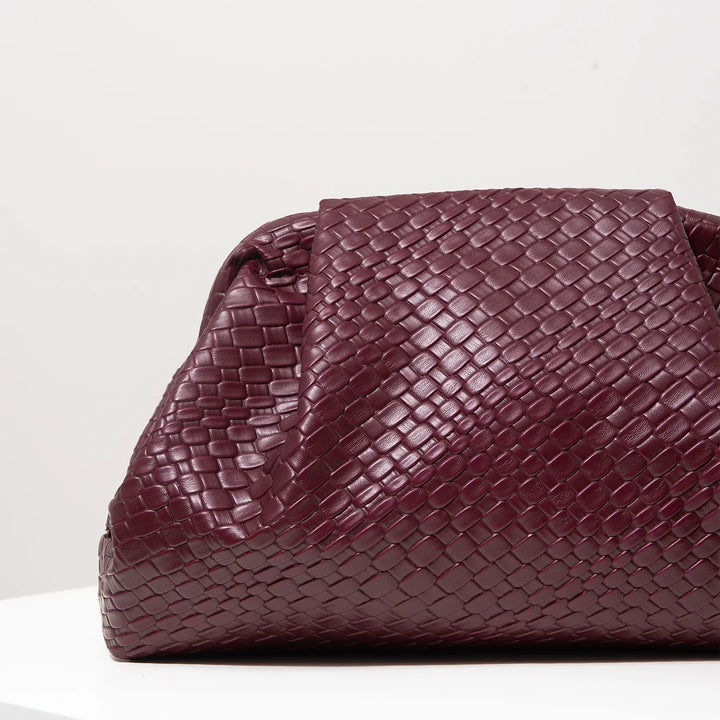 Sac pochette clutch bordeaux pour femme, parfait pour soirées, mariages et événements habillés.