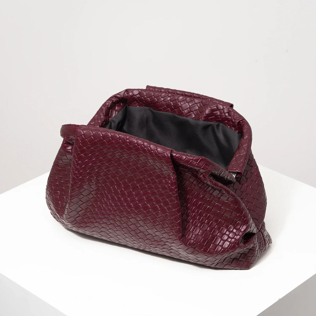 Pochette habillée femme bordeaux pour soirée, accessoire chic et élégant.