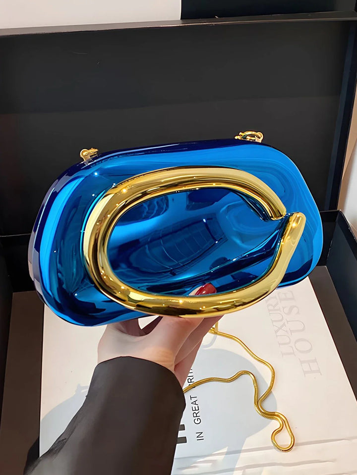 Accessoire femme chic: pochette de soirée élégante, parfaite pour un mariage ou une cérémonie.