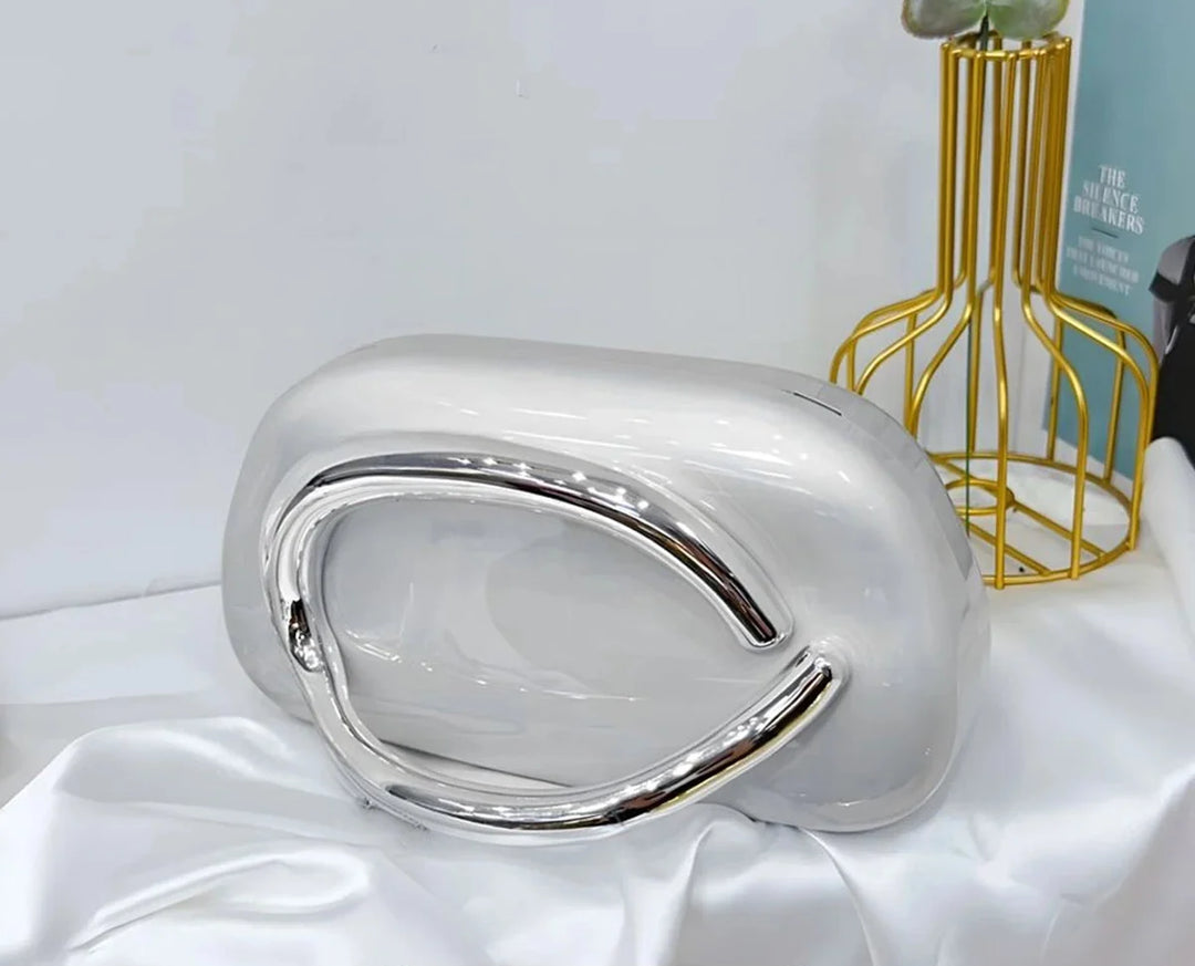 Sac de soirée femme chic et élégant, en acrylique. Un accessoire parfait pour un mariage.