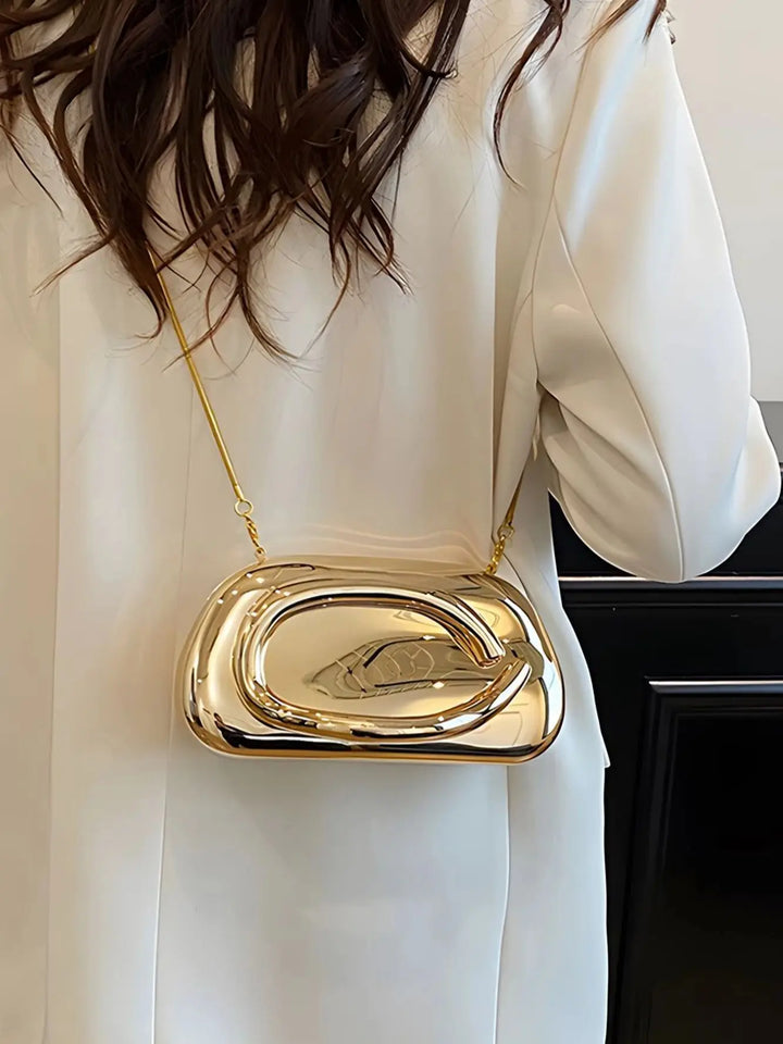 Pochette de soirée chic en acrylique, design moderne pour les femmes. Idéale pour un mariage.