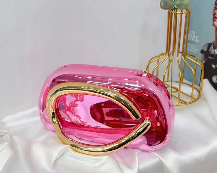 Accessoire de cérémonie femme: pochette de soirée chic en acrylique avec bandoulière amovible.
