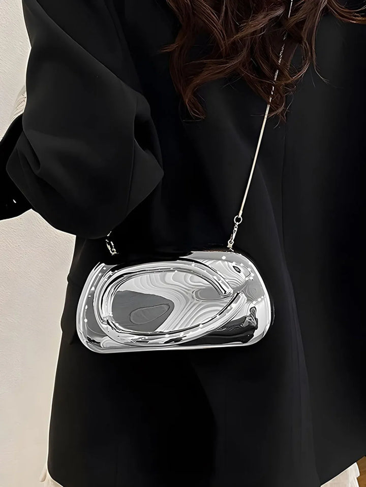 Pochette de soirée femme élégante, avec texture brillante, pour un look chic et festif.