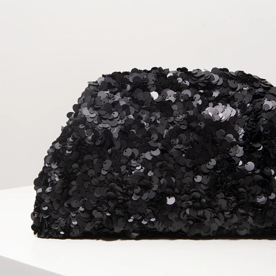 Accessoire de mode femme: pochette à sequins élégante, parfaite pour une soirée glamour ou cérémonie.