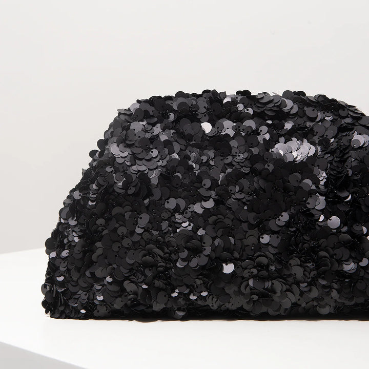 Accessoire de mode femme: pochette à sequins élégante, parfaite pour une soirée glamour ou cérémonie.